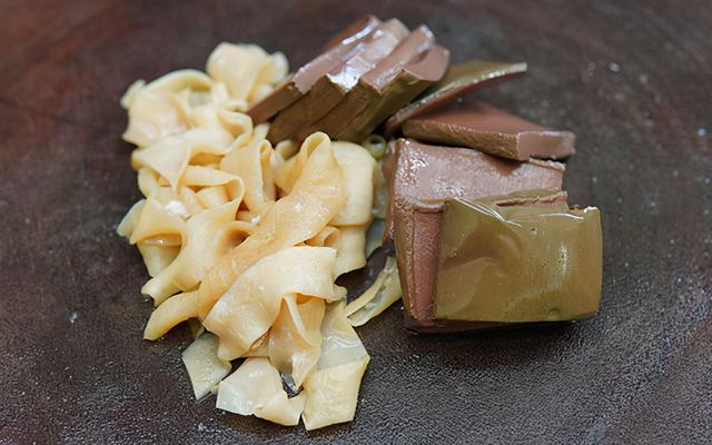 鸭血粉丝汤怎么做，鸭血粉丝汤如何做（上桌连汤汁都喝光）