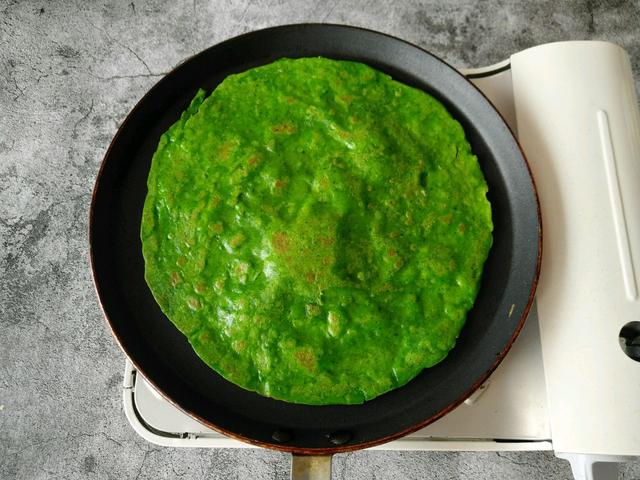 菠菜鸡蛋饼的简单做法，菠菜鸡蛋饼的简单做法窍门（菠菜和鸡蛋摊成饼）