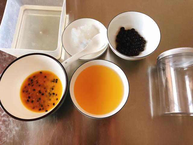 百香果双响炮的做法步骤，百香果双响炮怎么做（Coco火爆的百香果双响炮冰饮做法）