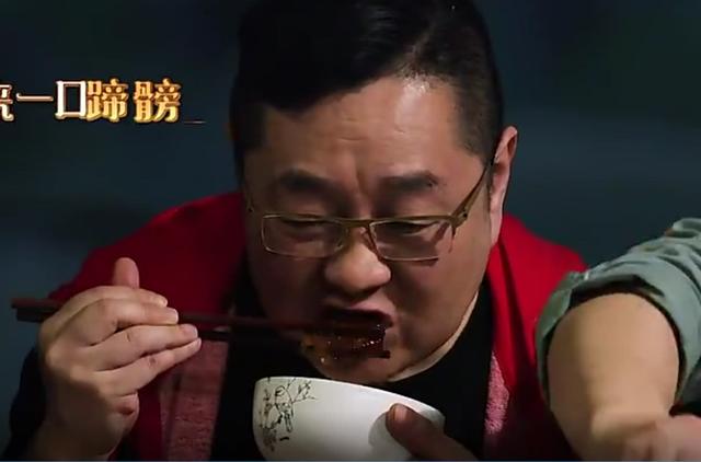 张绍刚，因主持《今日说法》大放异彩，而今他一家三口甜蜜照曝光