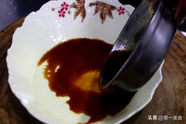 荷包蛋，荷包蛋的正确做法视频（鸡蛋往盘子里一打图片）