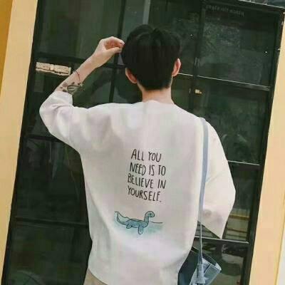 qq头像男生背影，男生背影头像（生疏孤独的男生背影微信头像）