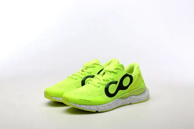 耐克运动鞋价格，耐克鞋一般多少钱（同款材质、高颜值的运动鞋）