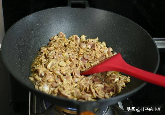 炒鸡胗怎么样又嫩又脆，如何做辣椒炒鸡胗又嫩又脆（炒鸡胗，如何又香又脆）