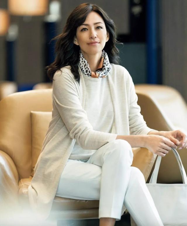 丝巾的各种围法，女人一定要学！（一条小方巾=50种系法）