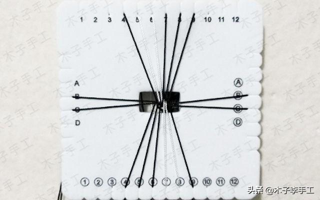 手机挂绳怎么装在手机壳上，手机壳怎么穿挂绳（用方形盘编器做的手机挂绳的编法图解）