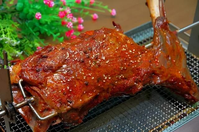 红烧羊腿制作方法，红烧羊腿的家常做法窍门（红烧羊腿的做法是怎么样的）