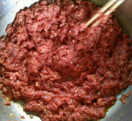 牛肉馅怎样调好吃，牛肉馅怎么调好吃（学会20年饺子馆师傅这一招）