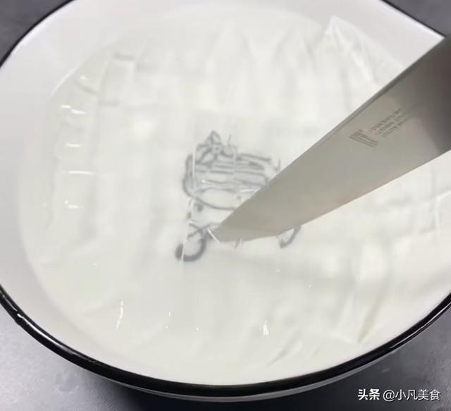 白凉粉是什么做的，白凉粉是什么东西做的（有一种美食叫做白凉粉、晶莹透彻）