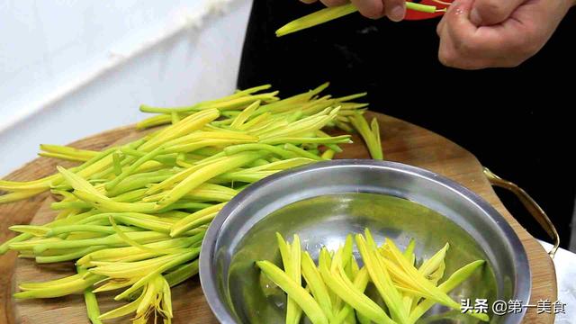 凉拌黄花菜的做法，炒花菜的家常做法（厨师长分享新鲜黄花菜无毒安全吃法）