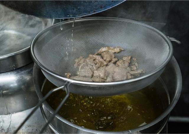 怎样腌制嫩牛肉片，腌制牛肉怎么做才鲜嫩（大厨一招就把牛肉变得又嫩又滑）