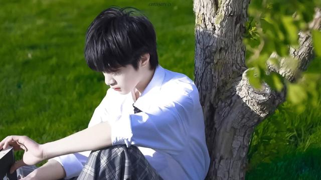 刘耀文头像女生专用，刘耀文｜帅且自知的靓仔微信（壁纸加头像）