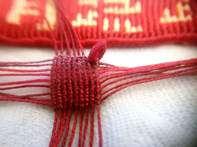 手工粽子怎么做简单又漂亮，手工五彩粽子制作方法（精致小巧的4角粽子）