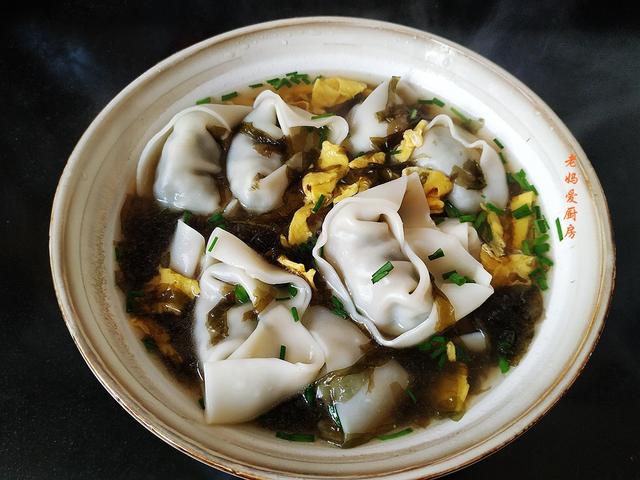 荠菜猪肉馅馄饨怎么调好吃，在我们家，但凡想不出要吃什么
