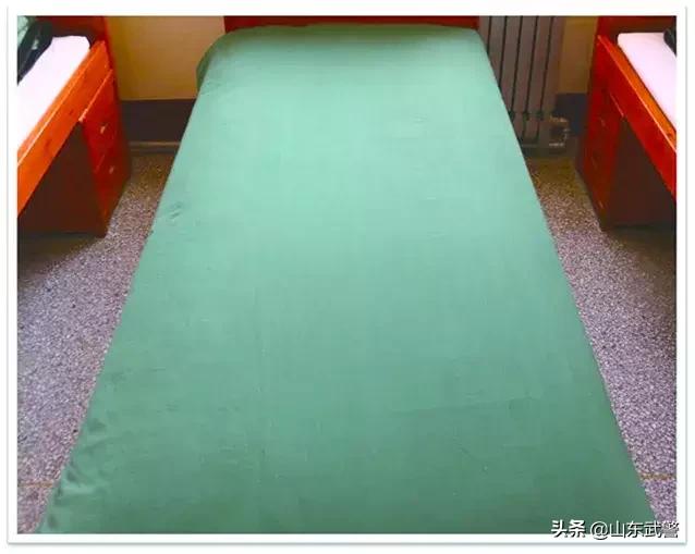 叠军被有什么简单的小妙招，叠出这样的“好军被”总共需要几步