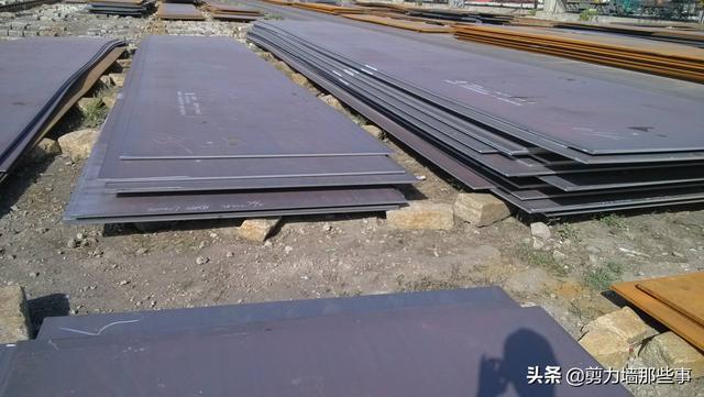 建筑钢板价格今日报价表，钢结构安装清包工多少钱一平方