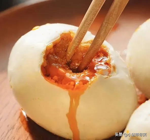 咸鸭蛋放了一年能吃吗，咸鸭蛋放一年了还能不能吃（咸鸭蛋放一年了还能不能吃了）