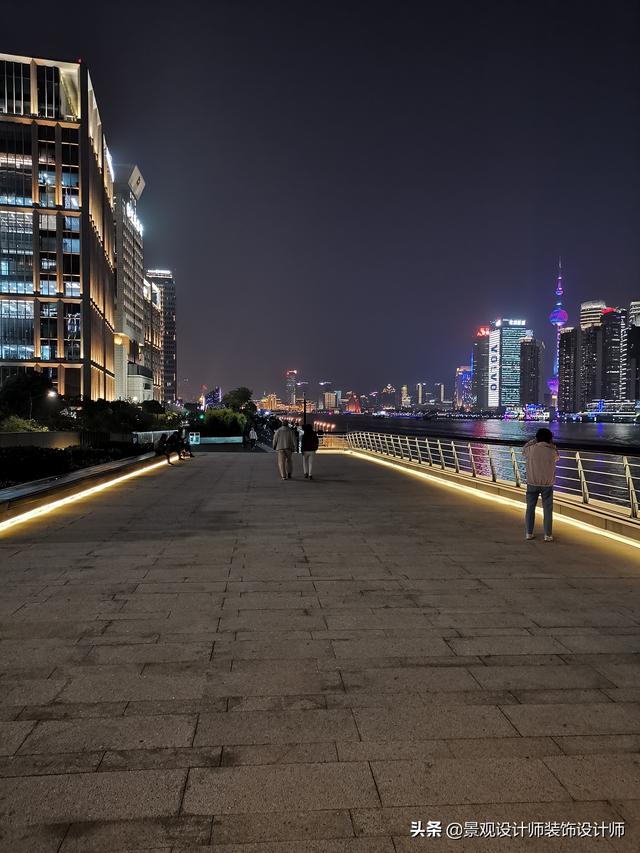 上海外滩夜景图片，外滩夜景美丽迷人让人流连忘返（上海市外滩夜景）