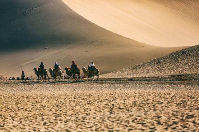 月牙泉是哪个城市的，月牙泉是哪个城市的别称（月牙泉是天的镜子沙漠的眼）