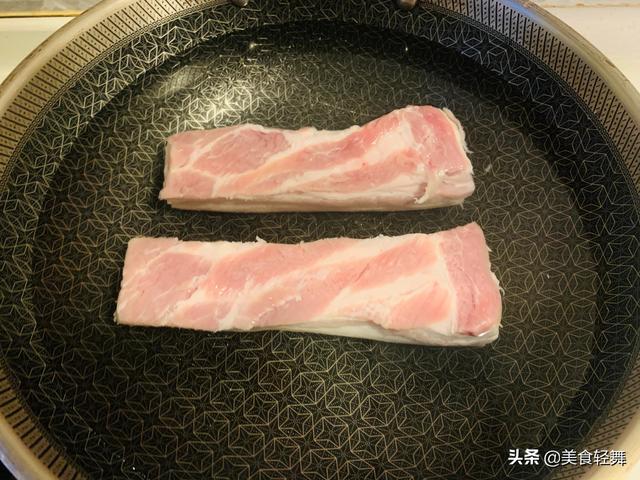 虎皮扣肉制作教学，扣肉色泽金黄起泡出虎皮