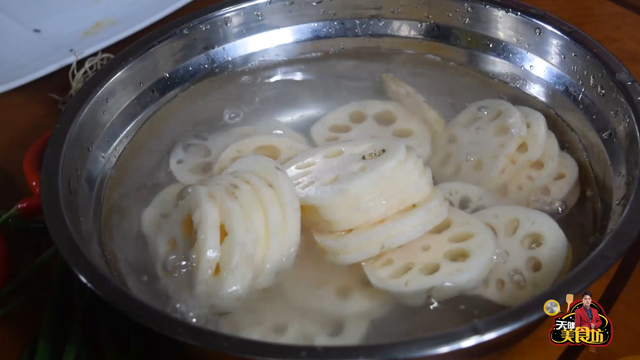 清炒藕片的做法，清炒藕片做法（清炒莲藕最好吃的做法）