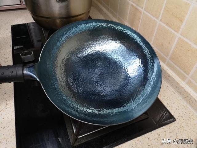 铁锅开锅小窍门，铁锅最简单的开锅方法（刚买的新锅别直接用）