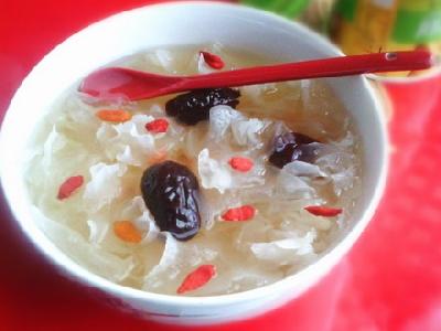 红枣枸杞银耳汤，银耳红枣枸杞汤（自制红枣枸杞银耳汤）