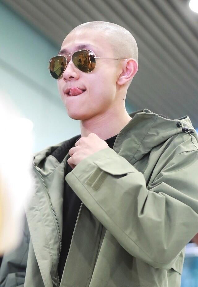 张一山帅气时尚黑白图片,张一山帅气时尚黑白图片头像(张一山光头现身