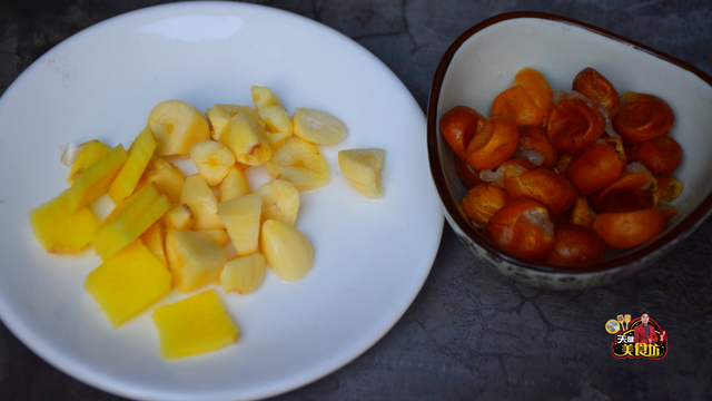 黄皮叶焖鸭的做法，黄皮叶焖鸭的做法视频（教你做客家美食黄皮焖鸭）