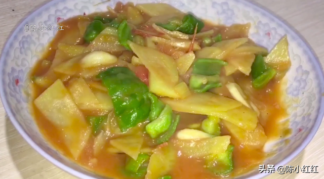西红柿炒土豆片，卷心菜炒西红柿土豆片的家常做法（番茄炒土豆的家常做法）