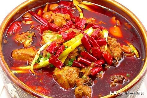 香辣鸡块煲如何做，香辣鸡块煲如何做才好吃（大厨分享鸡公煲的传统配方和流程）