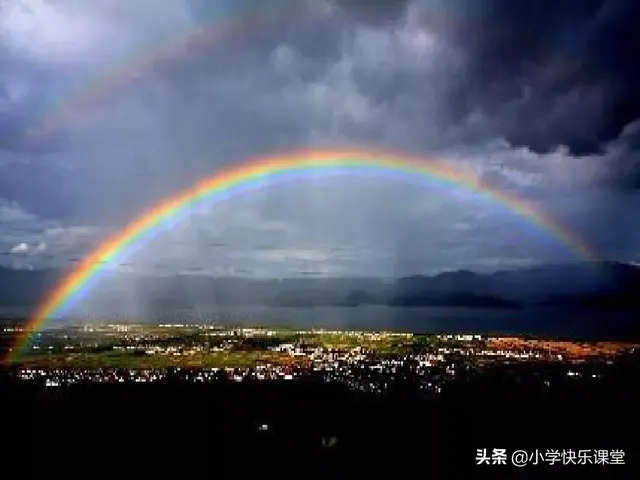 什么的云朵两字词语，形容云朵的两个字词语美丽的词语（小学部编版一年级下册语文课文11《彩虹》图文解读+知识点）