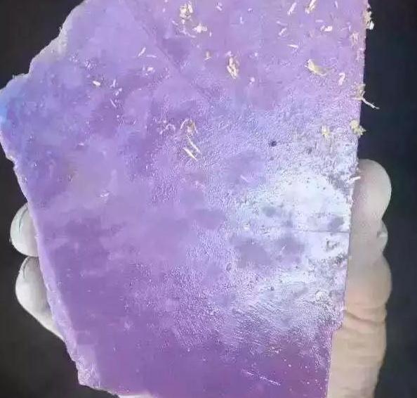 紫云母适合什么人佩戴，紫云母手镯的功效和作用（宝石新星——紫云母）