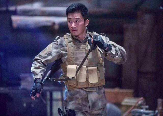 吴京是军人吗，吴京是部队出身吗（拍电影可以用部队的坦克）