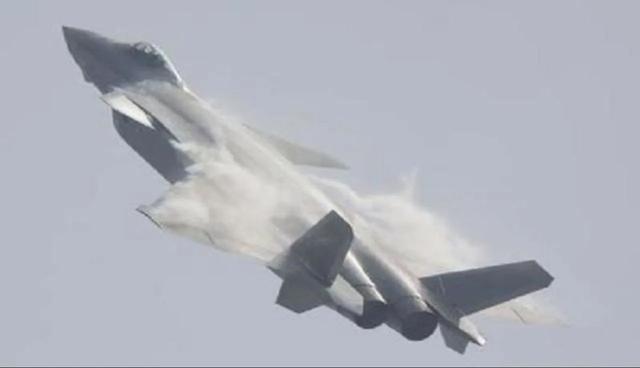 飞机白烟是什么，飞机上的白色烟是什么（为什么机翼会冒出白烟）