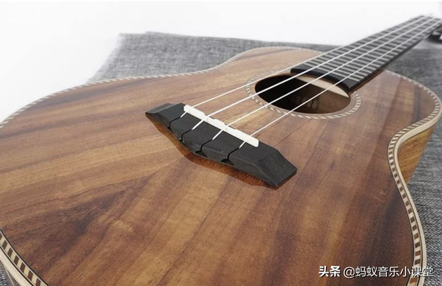 尤克里里怎么换弦，尤克里里怎么换弦视频（蚂蚁音乐-NO24.尤克里里的琴弦固定方式）