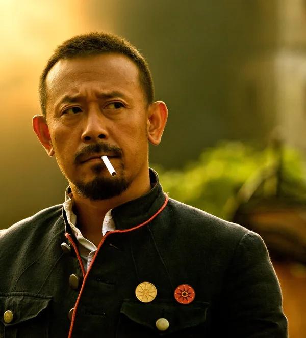 让子弹飞 葛优，葛优在让子弹飞扮演的角色叫什么（姜文临场给葛优加吻戏）