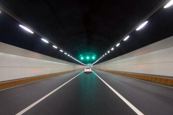 海底隧道是在海底还是在海的中间，海底隧道是连接哪两个海域的（海底隧道是怎么修建的）