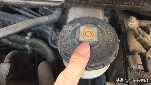 加玻璃水的标志图片，汽车玻璃水标志是什么（很多新手不知道）