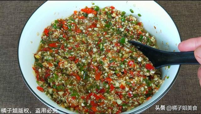 “万能的蒜蓉辣酱” 教你最正宗的做法 拌啥都好吃 实在太香了-起舞食谱网