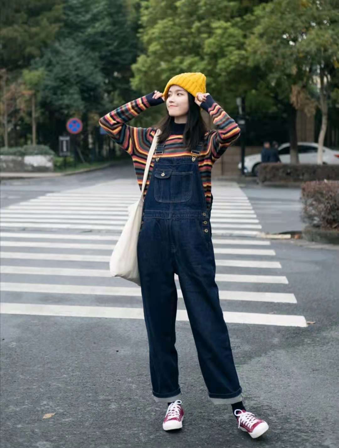 look1 彩虹毛衣 深蓝色牛仔背带裤 黑色帆布鞋