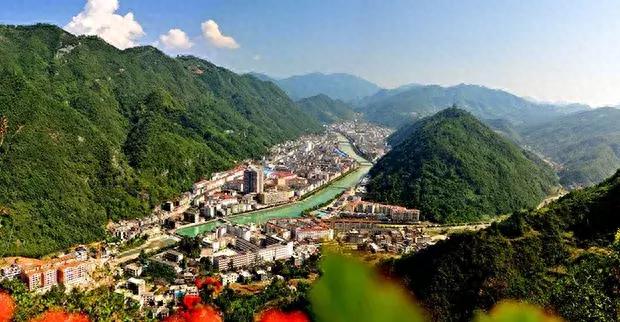 中国自驾游网:“世界天坑,民歌镇巴”旅游攻略,快收藏