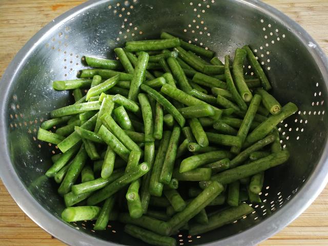 素炒豆角怎么炒好吃，豆角怎么炒着好吃（素炒的豆角比肉解馋）