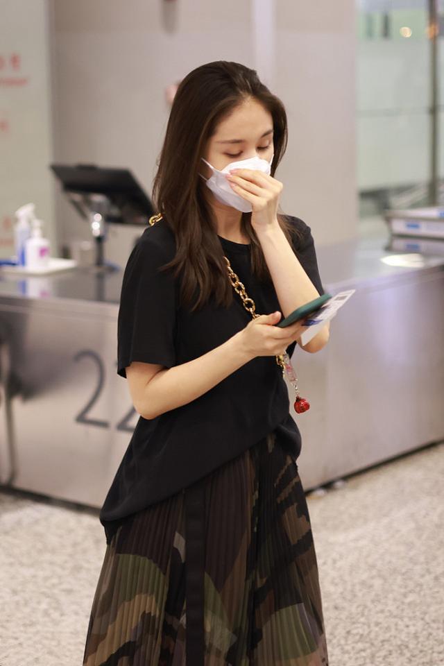 黑色百褶裙配什么上衣好看，黑色百褶裙配什么上衣（穿黑色T恤搭百褶裙）