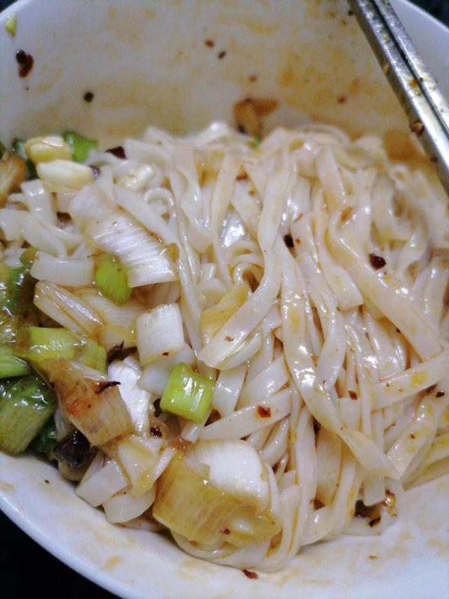 葱花面怎么做最好吃还简单，葱花面怎么做最好吃还简单视频（李先生在家做“葱花面”）