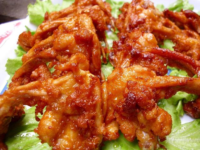 油炸鸡锁骨技巧,油炸鸡锁骨技巧视频(路边小吃摊的"香酥鸡叉")