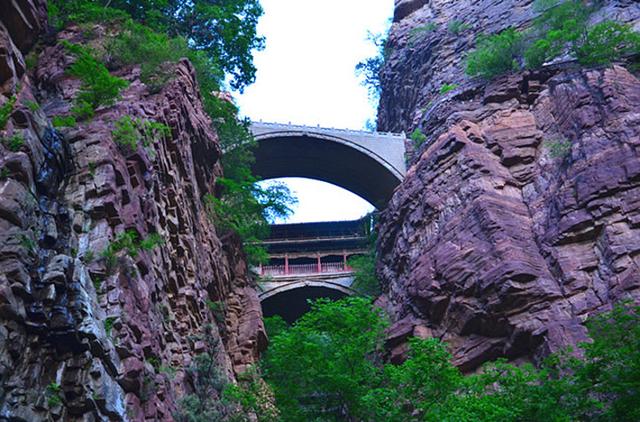 僧、尼、道共居一山修行  承德丰宁白云古洞景区，僧、尼、道共居一山修行（有一桥飞架两山之间的千年古刹）