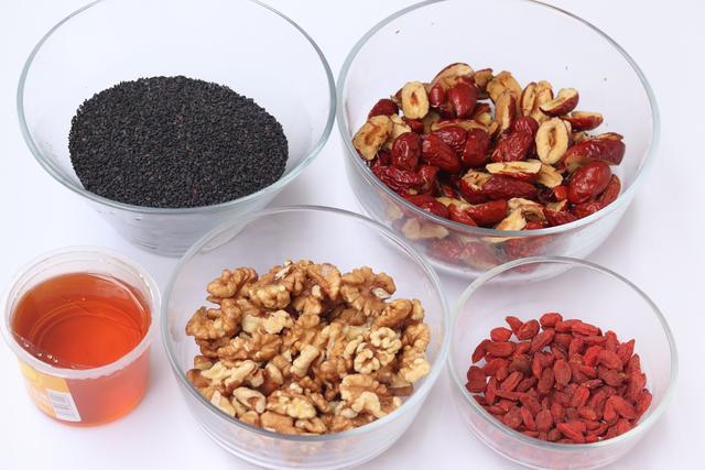 简单阿胶糕做法，简易阿胶糕的做法（过年招待亲朋好友准没错）