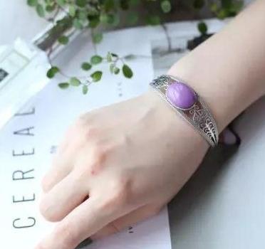 紫云母适合什么人佩戴，紫云母手镯的功效和作用（宝石新星——紫云母）