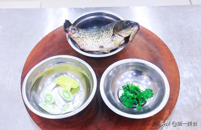 鲫鱼汤怎么熬出奶白色，怎样熬出奶白色鲫鱼汤（是开水和冷水的关键吗）